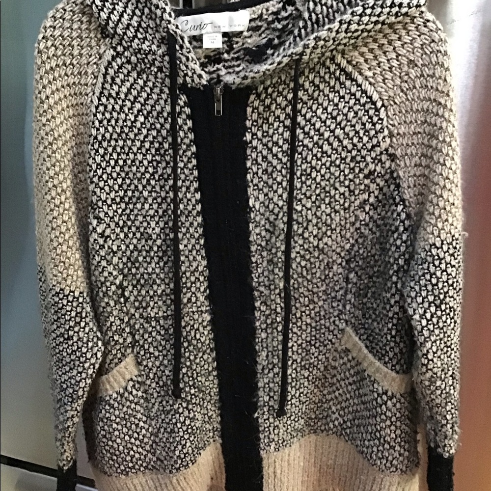 Curio brand sweater size medium